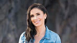 Laura McKowen 2023 Headshot Bio 21